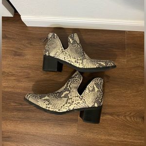 NWOT Blondo Waterproof Black and White Snakeskin Booties Sz 11